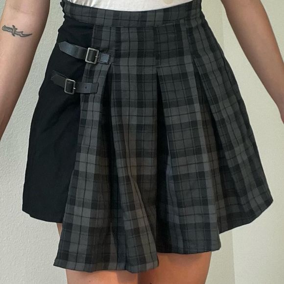 Hot Topic Dresses & Skirts - gray black plaid hot topic pleated skirt